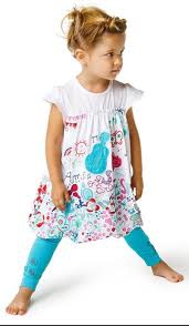 C'est une petite fille qui f� le gran �cart 