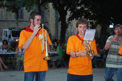 voila mon amoreu c'est lui qui a la trompette au levre et a cote c'est son copain